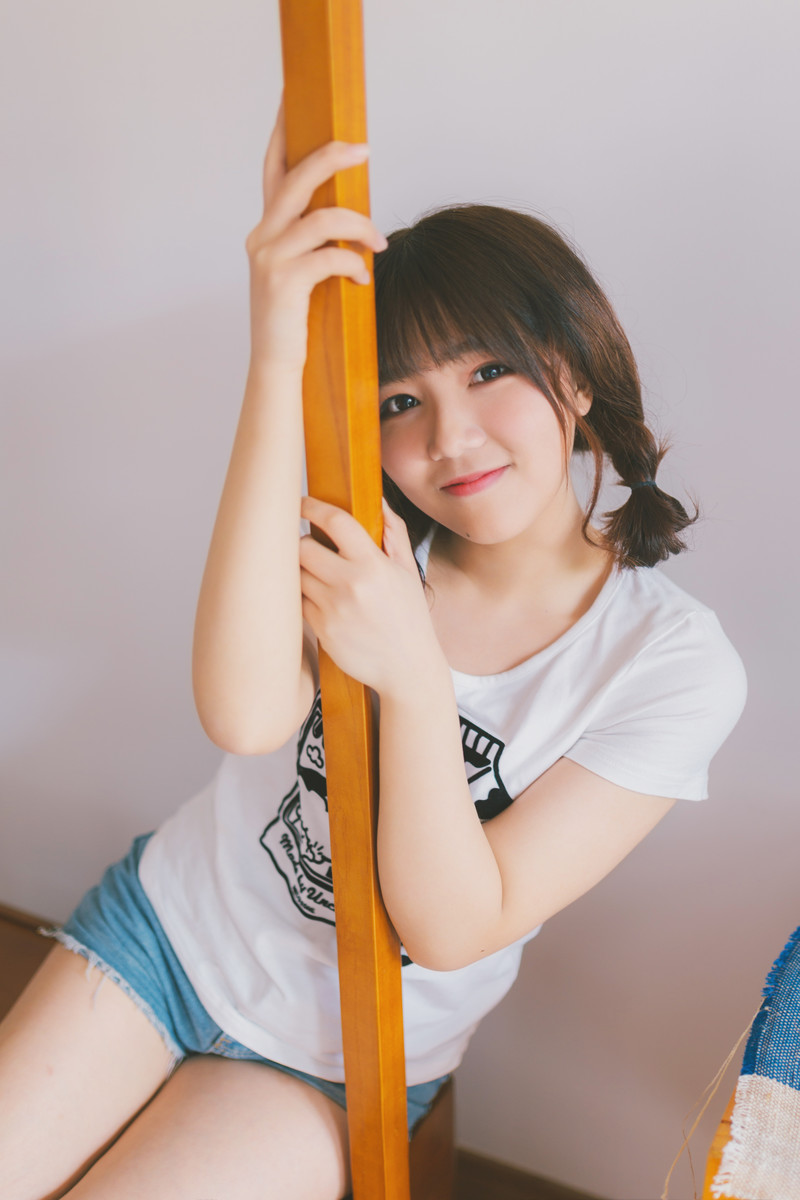 清纯美女萝莉吊带超短裤香肩美腿诱惑生活照写真