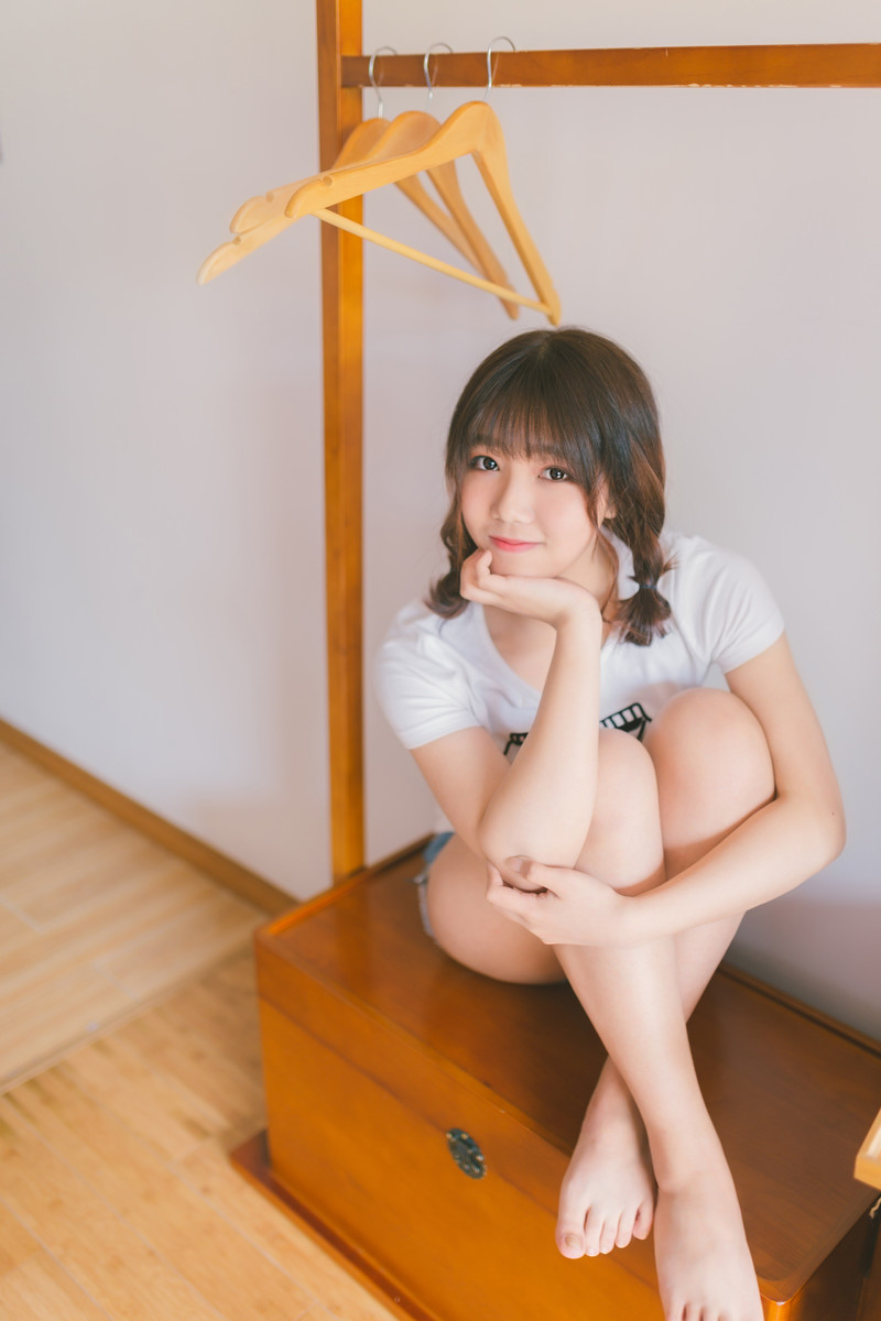 清纯美女萝莉吊带超短裤香肩美腿诱惑生活照写真