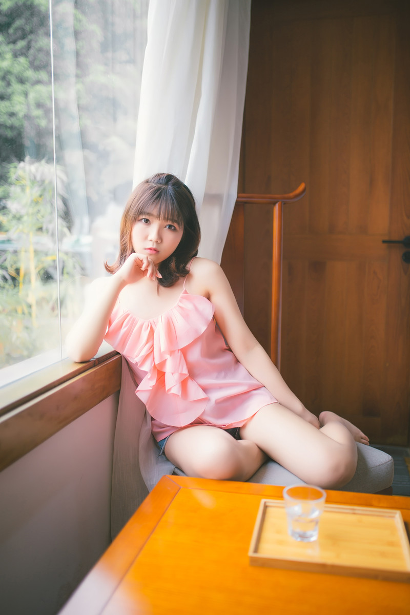 清纯美女萝莉吊带超短裤香肩美腿诱惑生活照写真