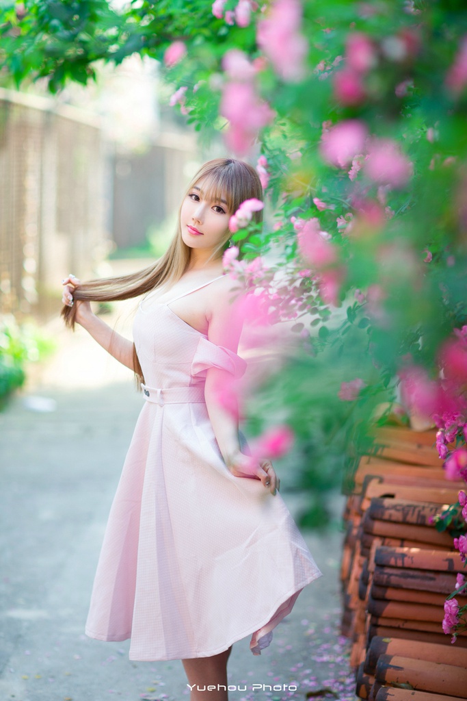 超漂亮大眼美女长裙写真