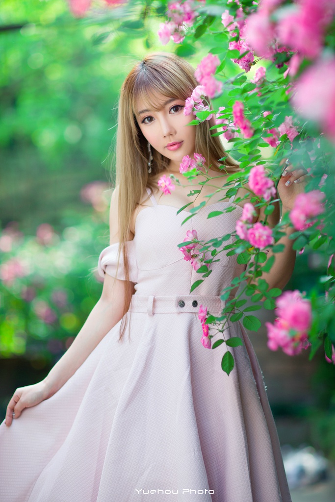 超漂亮大眼美女长裙写真