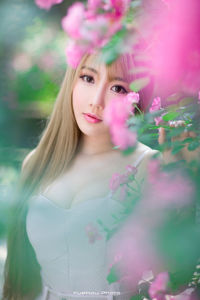 超漂亮大眼美女长裙写真