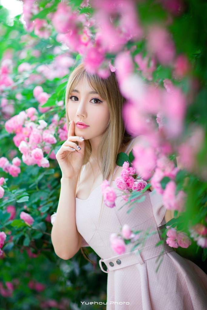 超漂亮大眼美女长裙写真