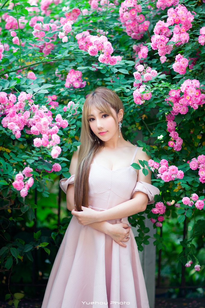 超漂亮大眼美女长裙写真