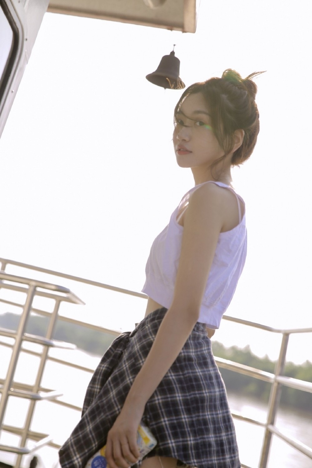 笑靥如花的甜美女孩细腰盈盈一握俏皮可爱女生照片