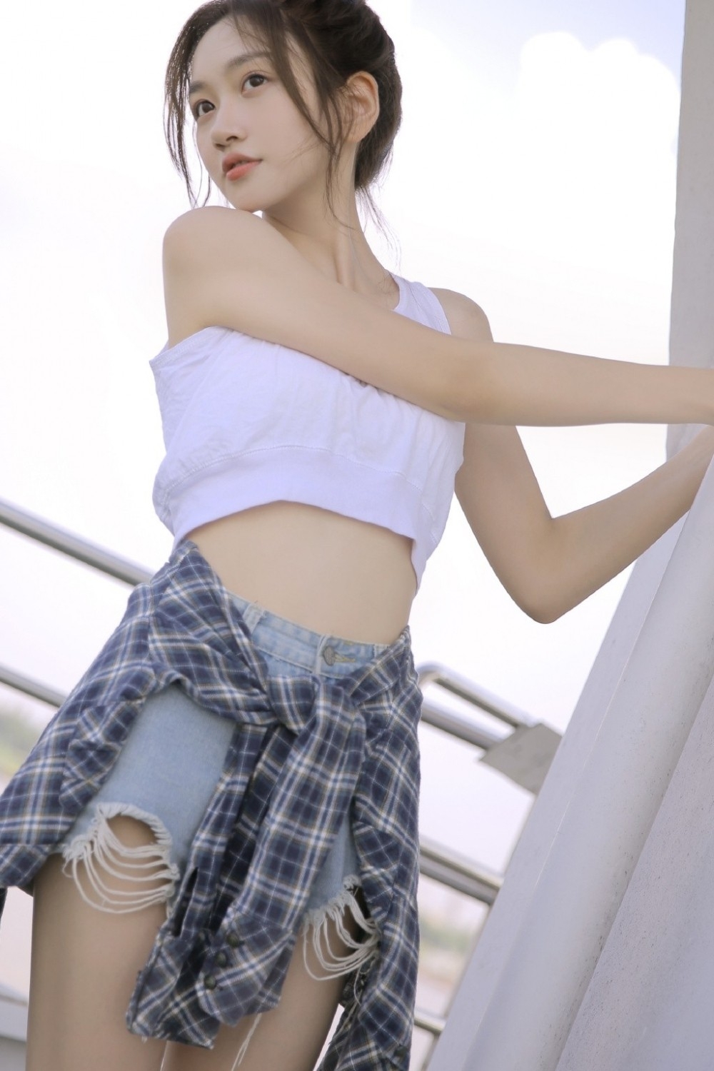 笑靥如花的甜美女孩细腰盈盈一握俏皮可爱女生照片