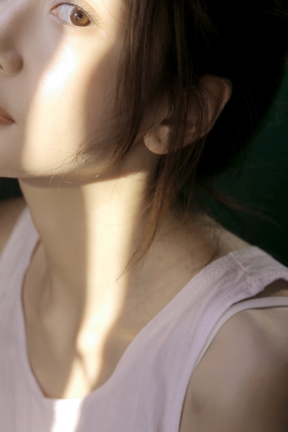 笑靥如花的甜美女孩细腰盈盈一握俏皮可爱女生照片