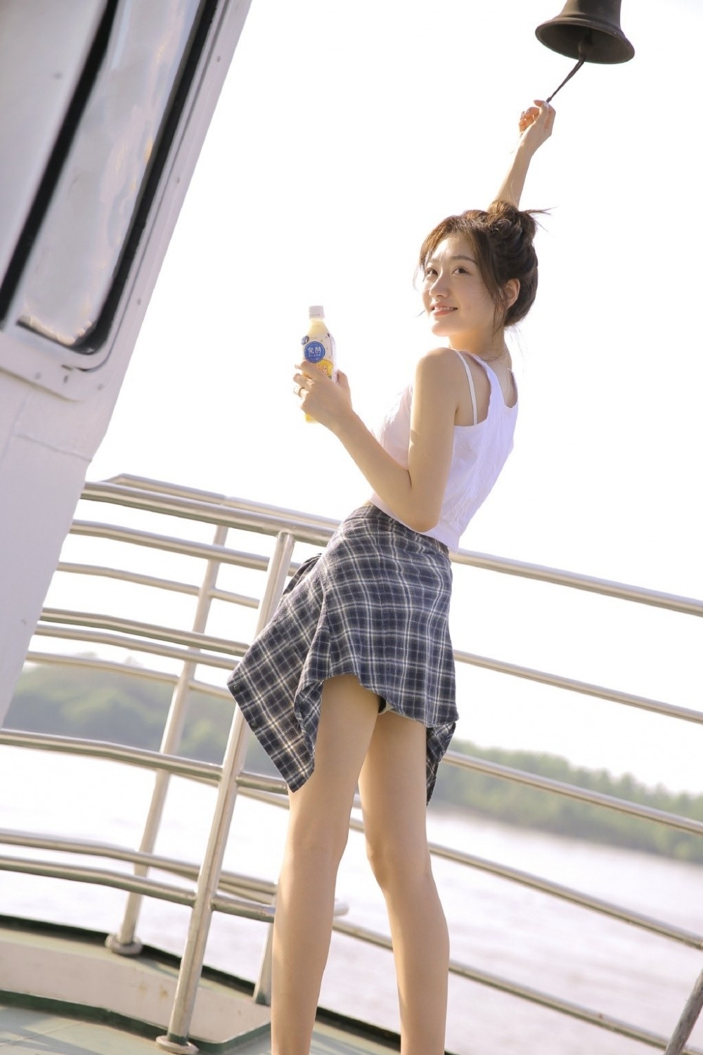 笑靥如花的甜美女孩细腰盈盈一握俏皮可爱女生照片