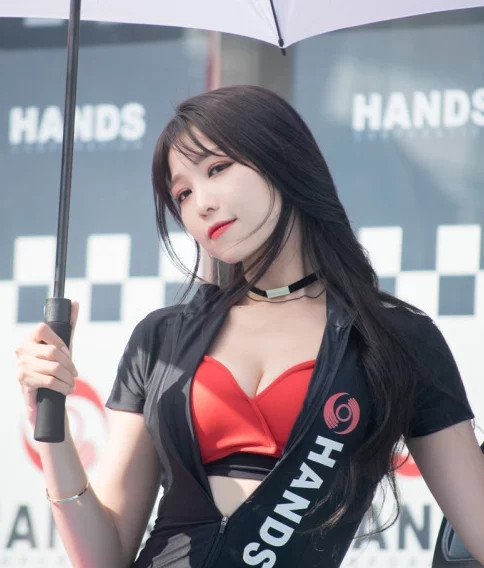 黑丝紧身车模美女