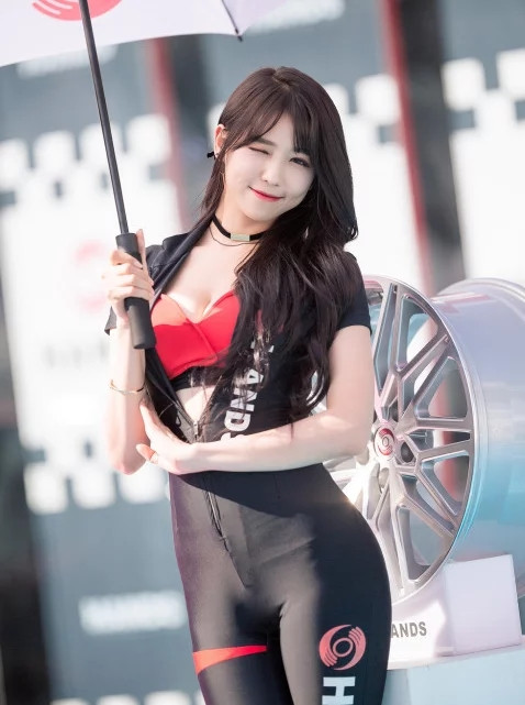 黑丝紧身车模美女