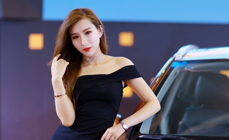 精致妆容美女御姐车模露肩紧身裙火辣风骚性感写真