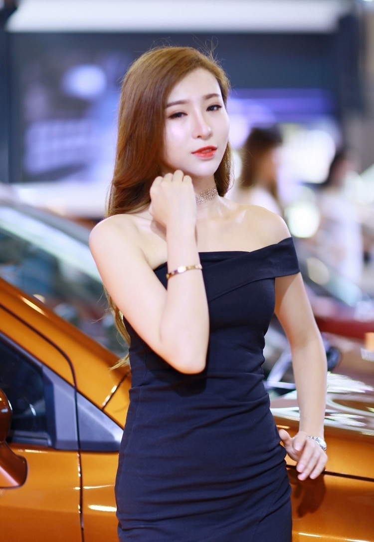 精致妆容美女御姐车模露肩紧身裙火辣风骚性感写真