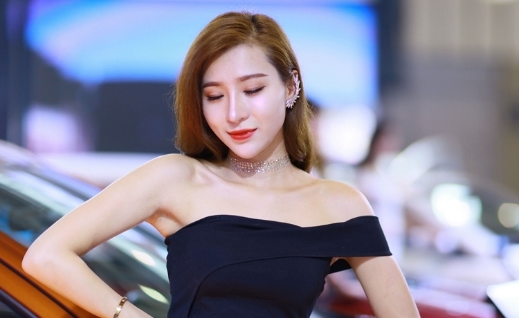 精致妆容美女御姐车模露肩紧身裙火辣风骚性感写真