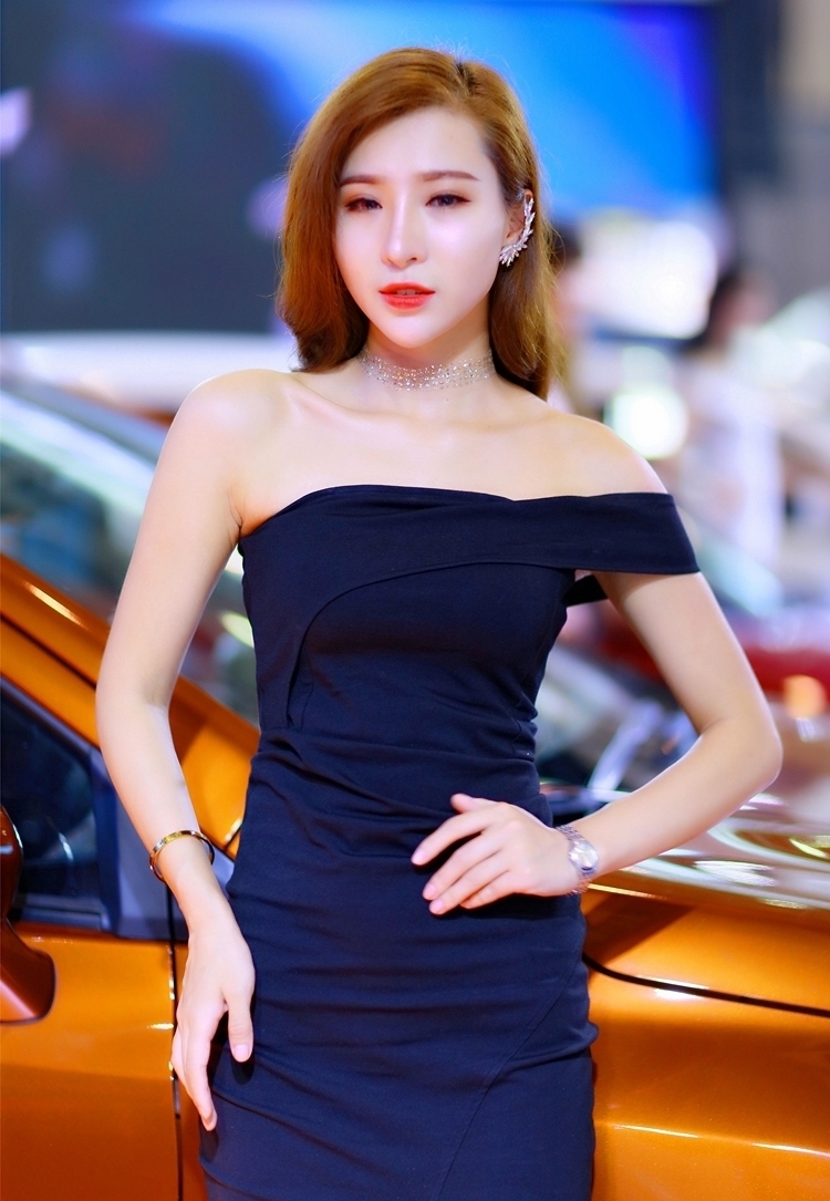 精致妆容美女御姐车模露肩紧身裙火辣风骚性感写真