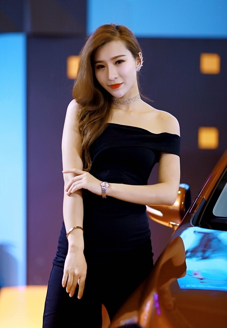 精致妆容美女御姐车模露肩紧身裙火辣风骚性感写真