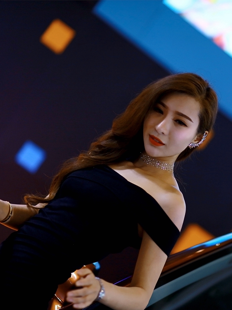 精致妆容美女御姐车模露肩紧身裙火辣风骚性感写真