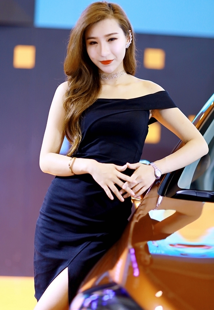 精致妆容美女御姐车模露肩紧身裙火辣风骚性感写真