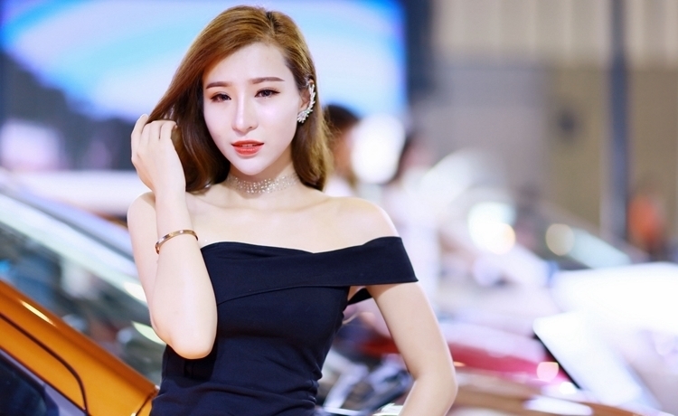 精致妆容美女御姐车模露肩紧身裙火辣风骚性感写真