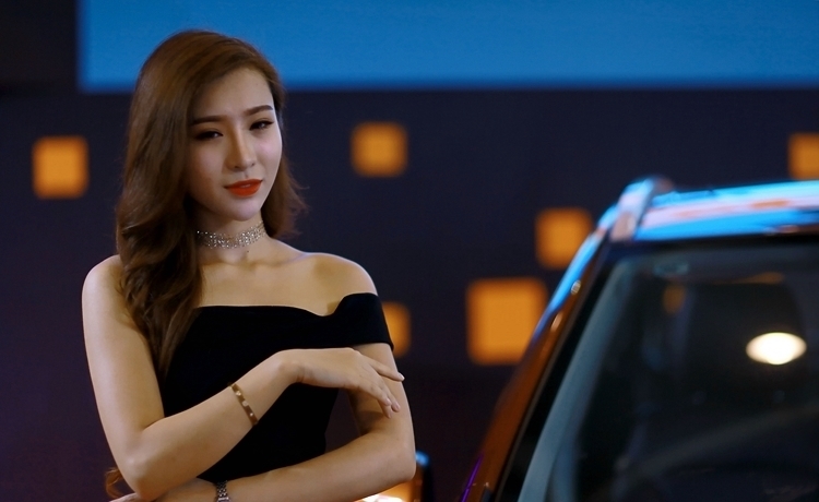 精致妆容美女御姐车模露肩紧身裙火辣风骚性感写真