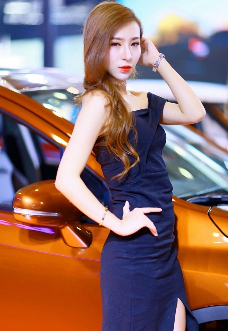 精致妆容美女御姐车模露肩紧身裙火辣风骚性感写真