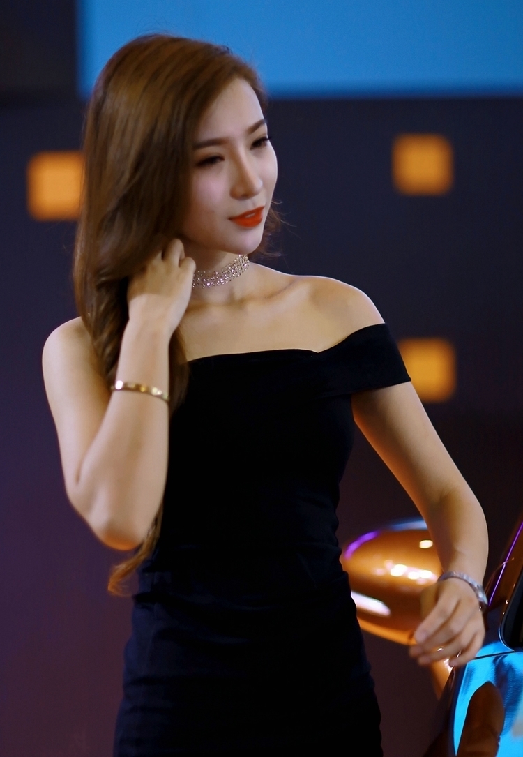 精致妆容美女御姐车模露肩紧身裙火辣风骚性感写真