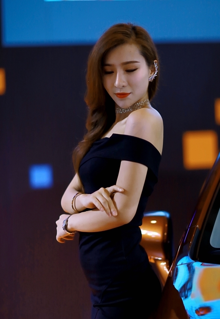 精致妆容美女御姐车模露肩紧身裙火辣风骚性感写真