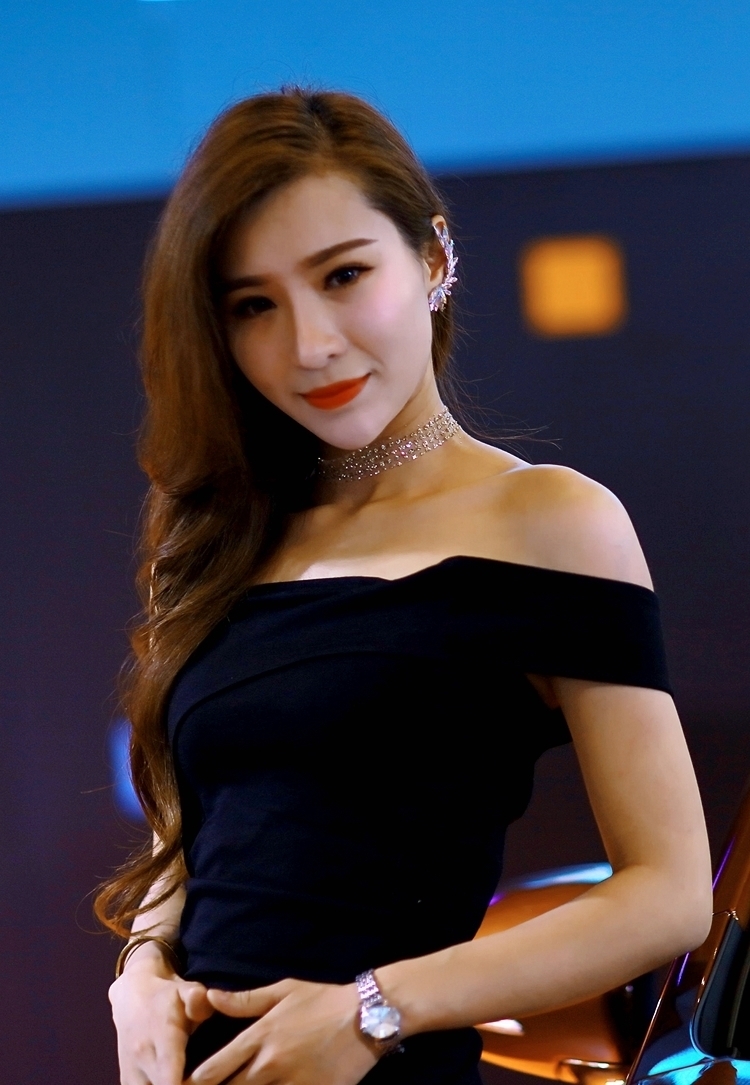 精致妆容美女御姐车模露肩紧身裙火辣风骚性感写真