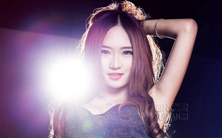 靓丽性感车模写真图片 红唇魅惑吸眼球