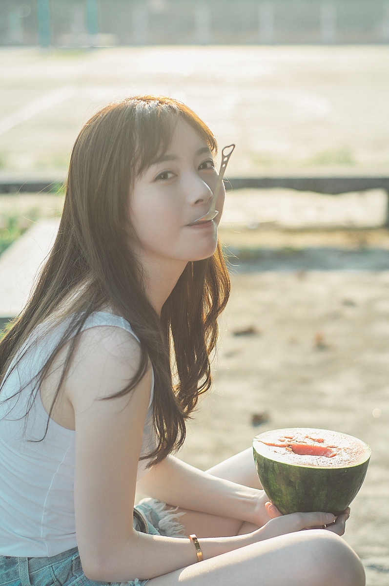 眼睛很漂亮的大眼卧蚕美女