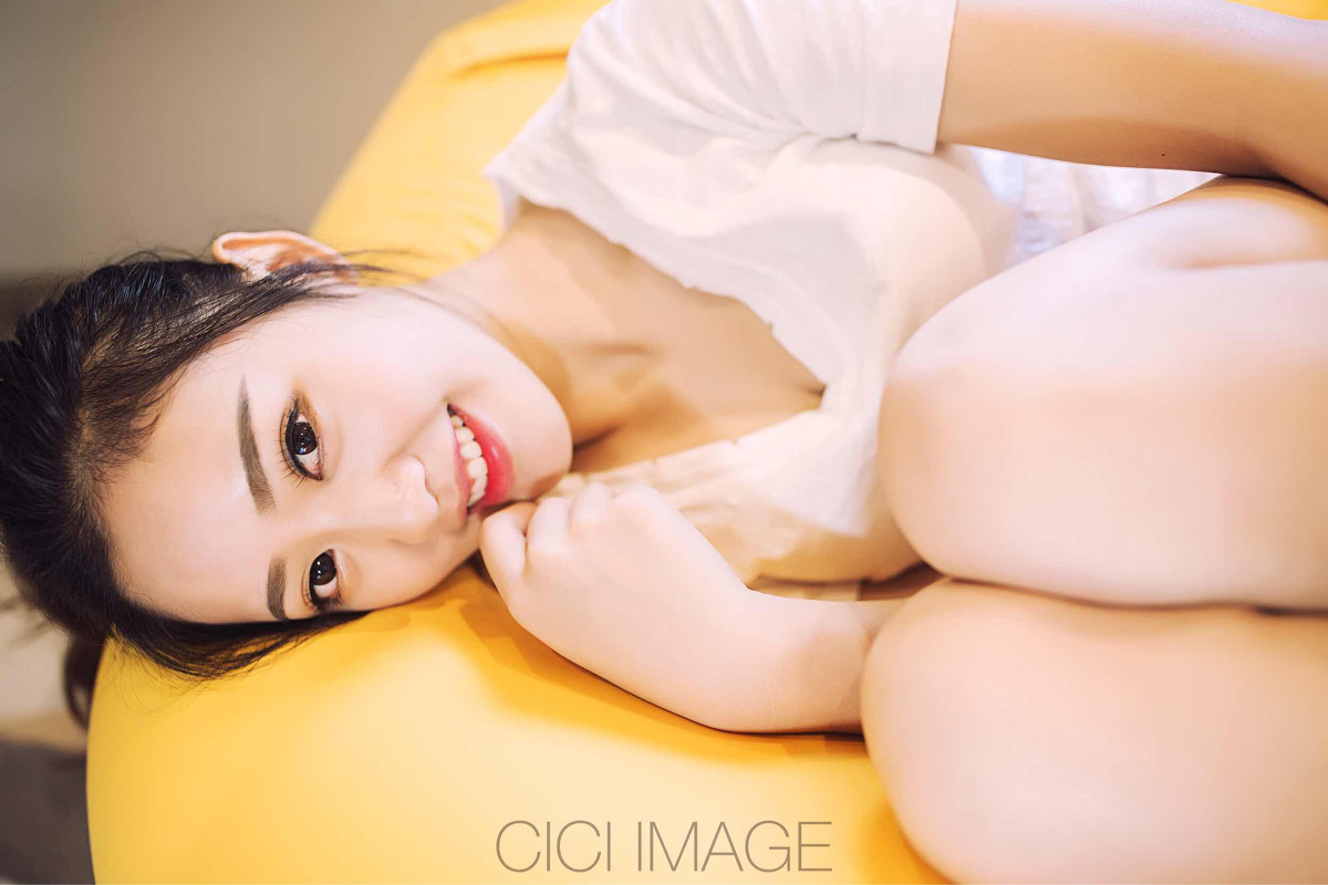 爱笑的淡妆邻家女孩居家写真