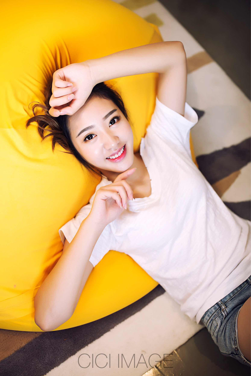 爱笑的淡妆邻家女孩居家写真