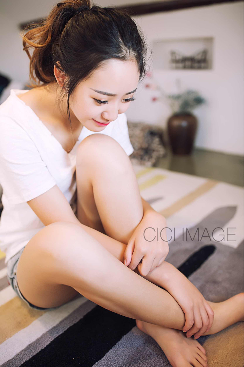 爱笑的淡妆邻家女孩居家写真