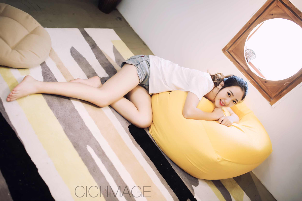 爱笑的淡妆邻家女孩居家写真