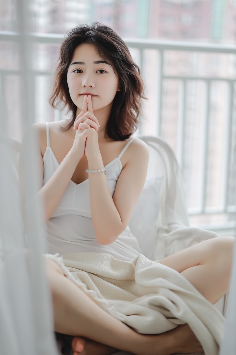 牛奶肌美少女吊带香肩室内写真