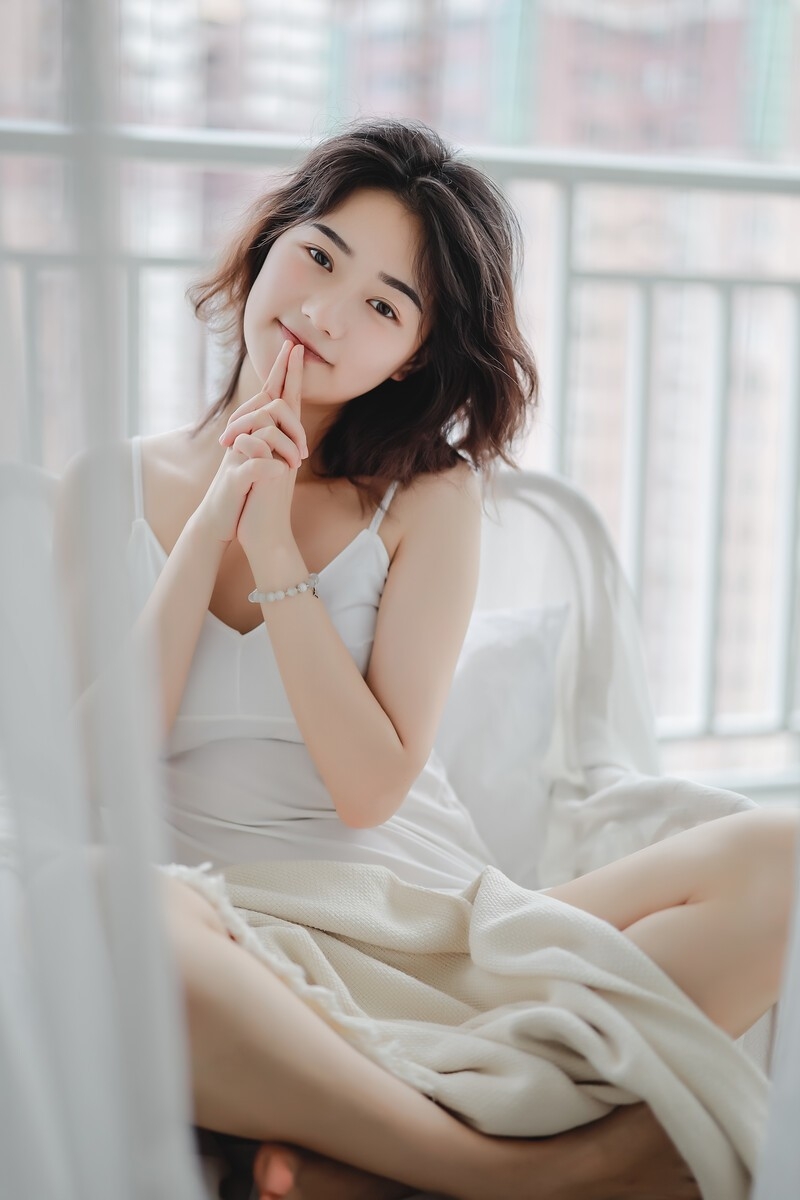 牛奶肌美少女吊带香肩室内写真