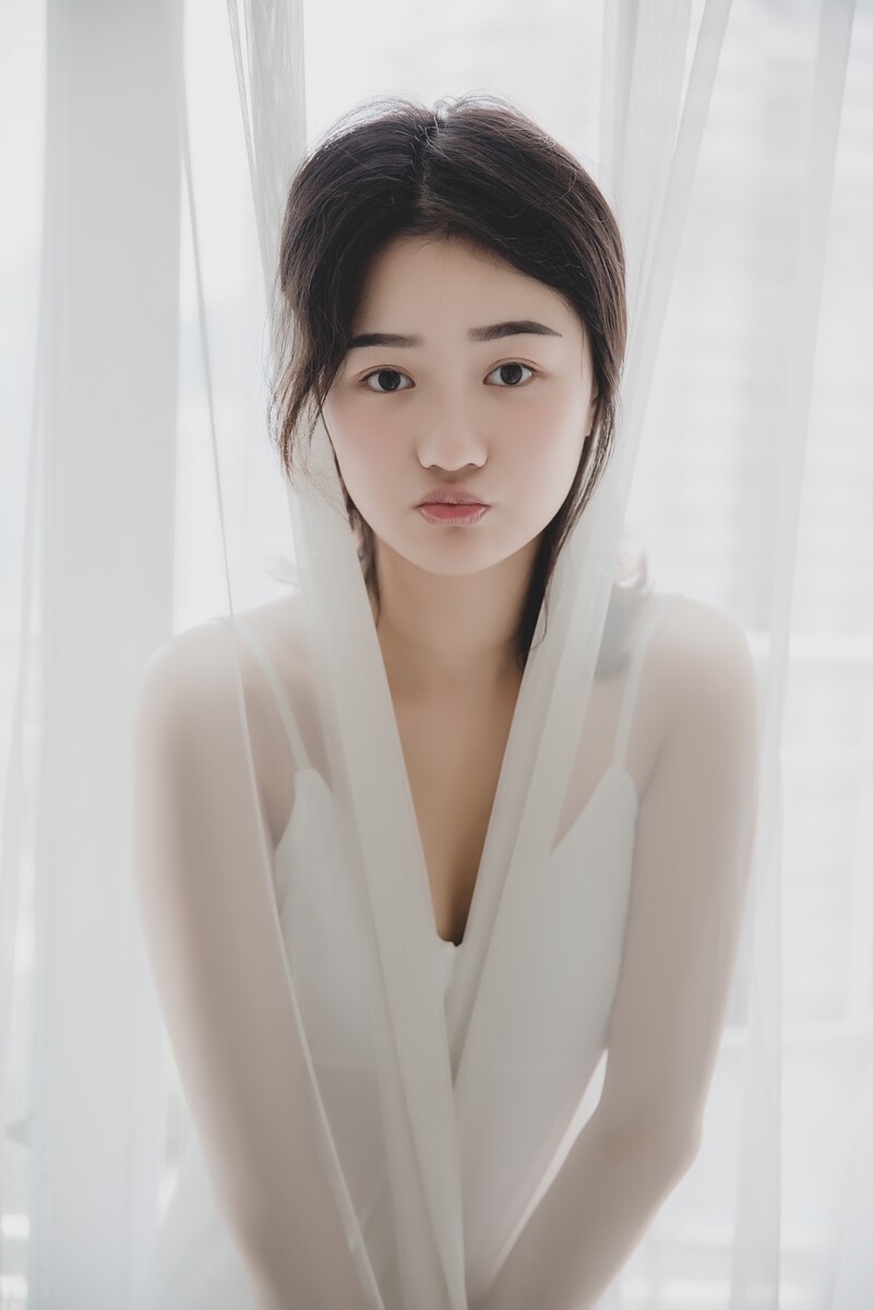 牛奶肌美少女吊带香肩室内写真