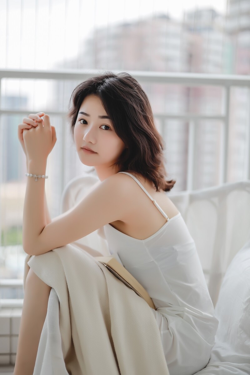 牛奶肌美少女吊带香肩室内写真