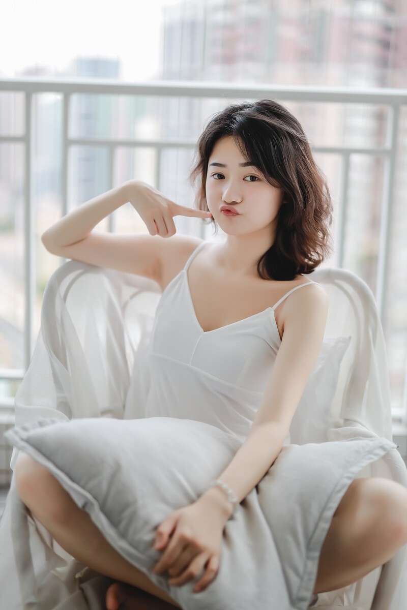 牛奶肌美少女吊带香肩室内写真