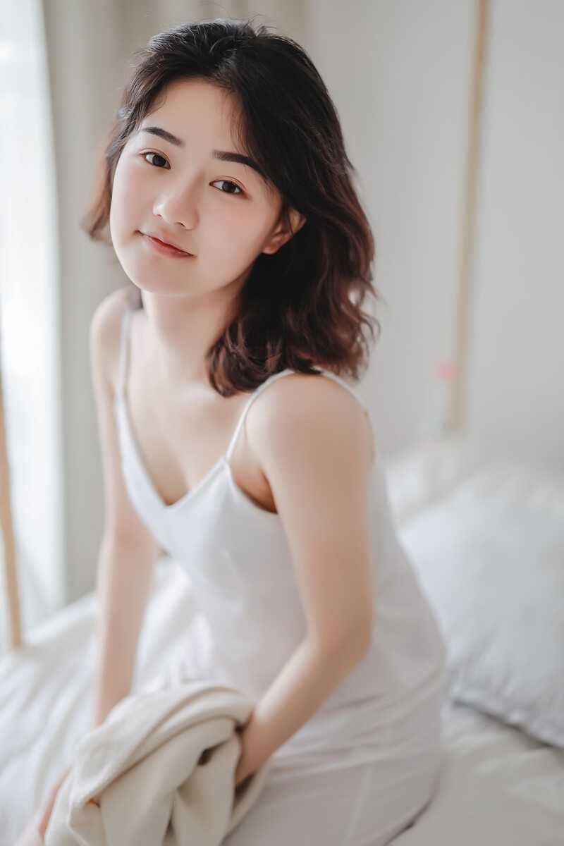 牛奶肌美少女吊带香肩室内写真