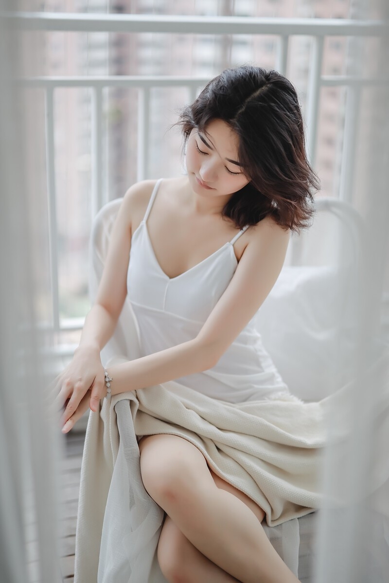 牛奶肌美少女吊带香肩室内写真