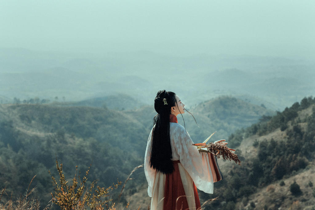 气质娴静淡雅的汉服美女户外唯美古装摄影