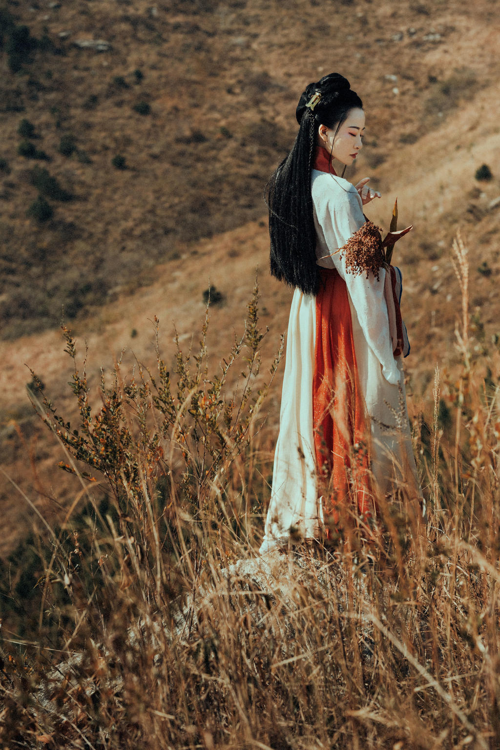 气质娴静淡雅的汉服美女户外唯美古装摄影