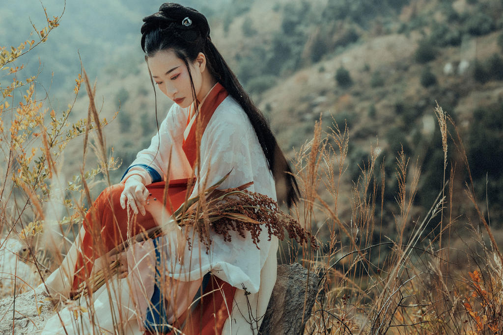 气质娴静淡雅的汉服美女户外唯美古装摄影
