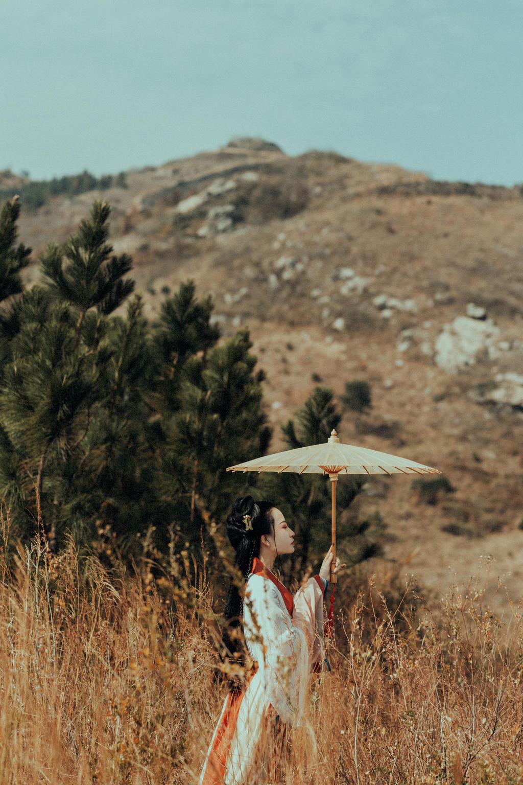 气质娴静淡雅的汉服美女户外唯美古装摄影