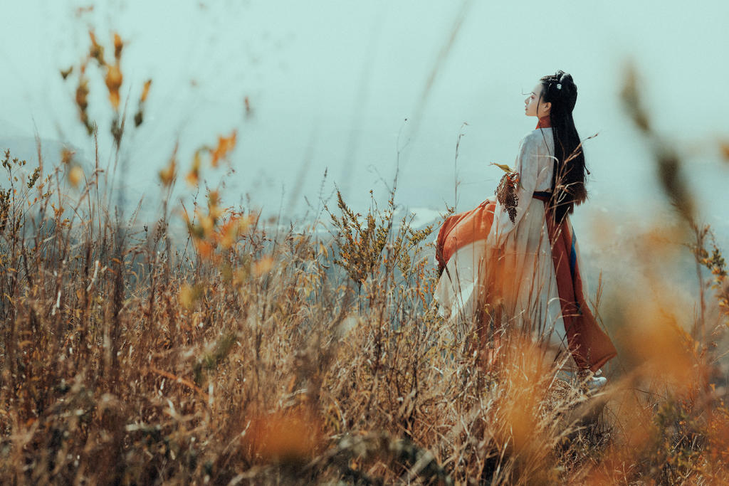 气质娴静淡雅的汉服美女户外唯美古装摄影