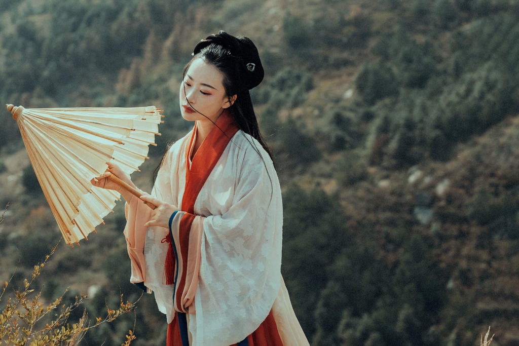 气质娴静淡雅的汉服美女户外唯美古装摄影