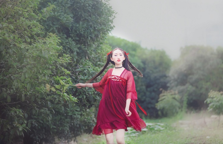 红衣古装双马尾美女大小姐优雅花海香艳写真图片