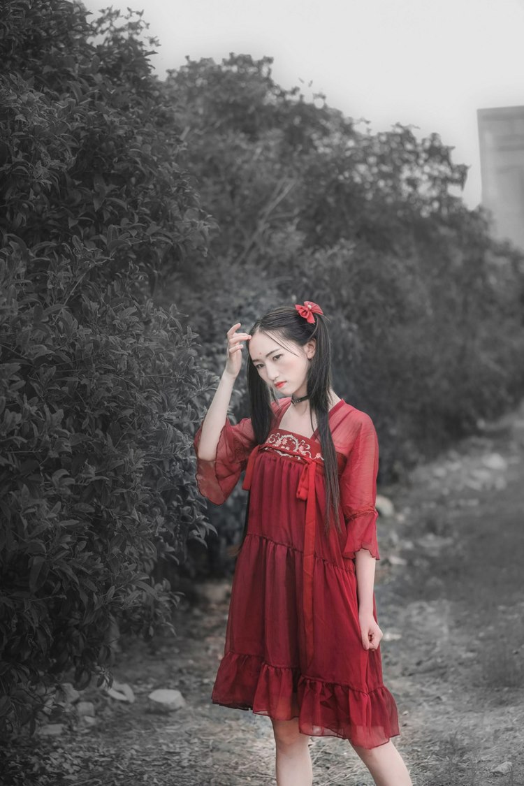 红衣古装双马尾美女大小姐优雅花海香艳写真图片