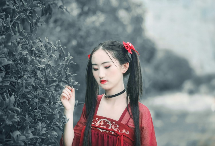 红衣古装双马尾美女大小姐优雅花海香艳写真图片