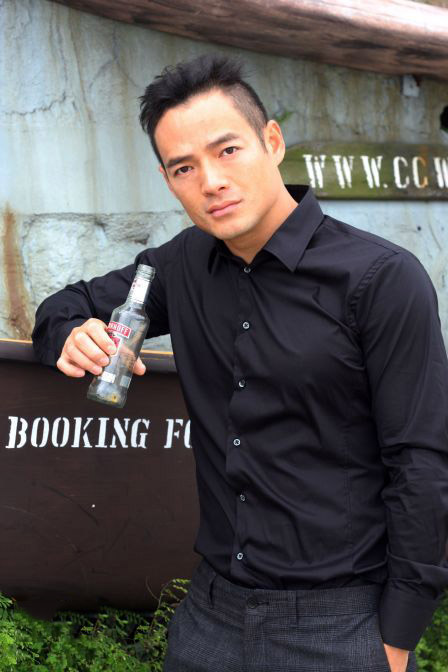 张政勇帅气街拍写真图片